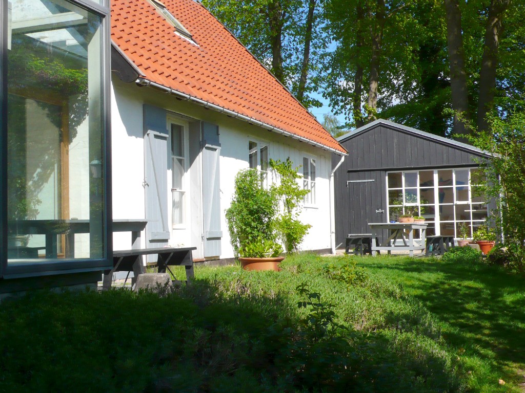 Garage og udhus set fra haven